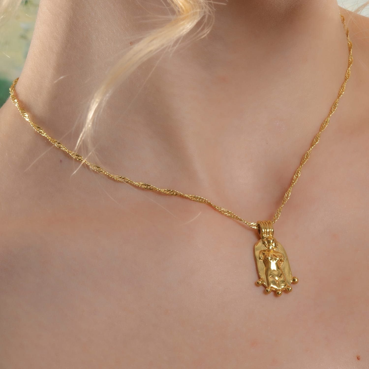 Sculpted Femme Body Necklace for Wo