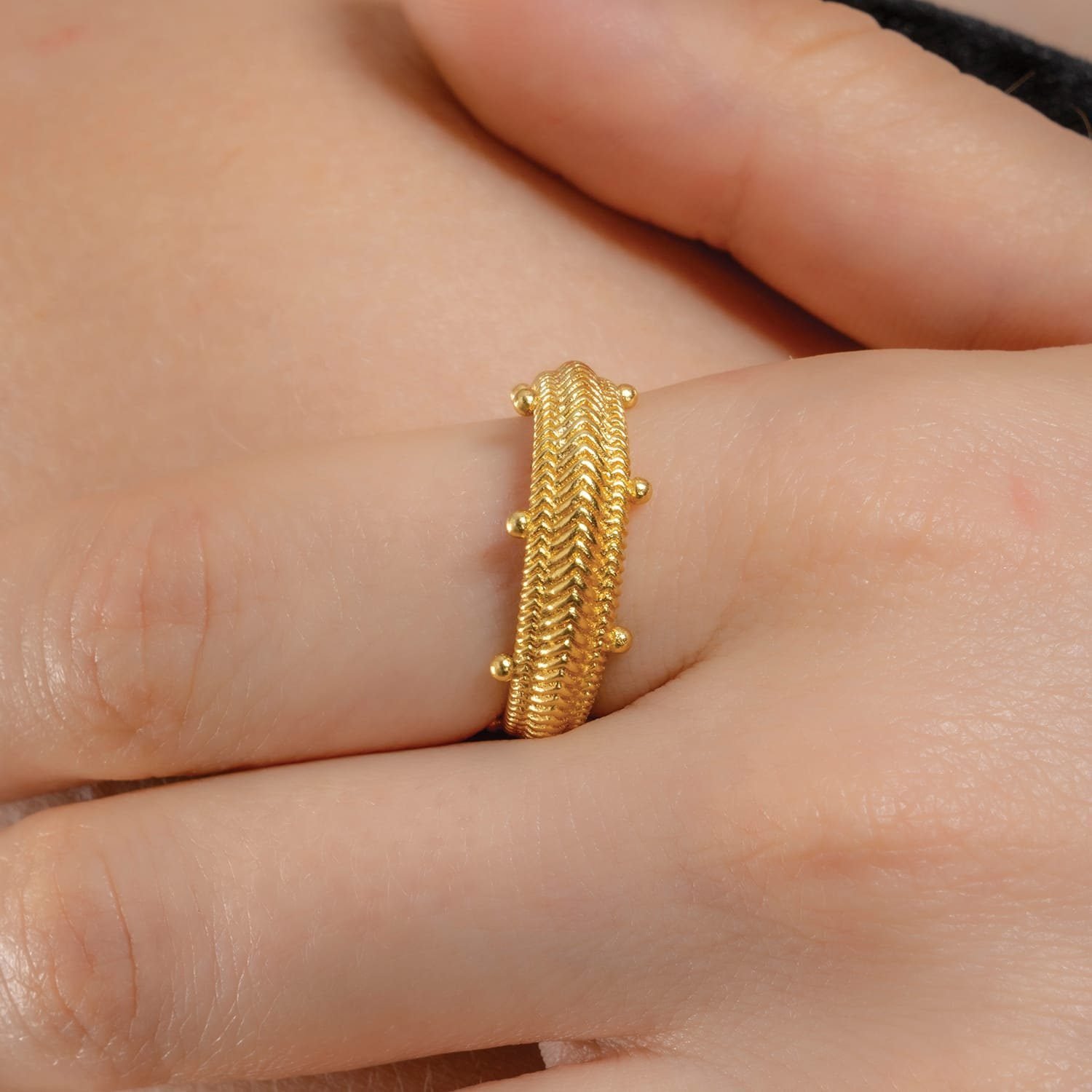 Linear Dew Essence Ring – 22KT Gold