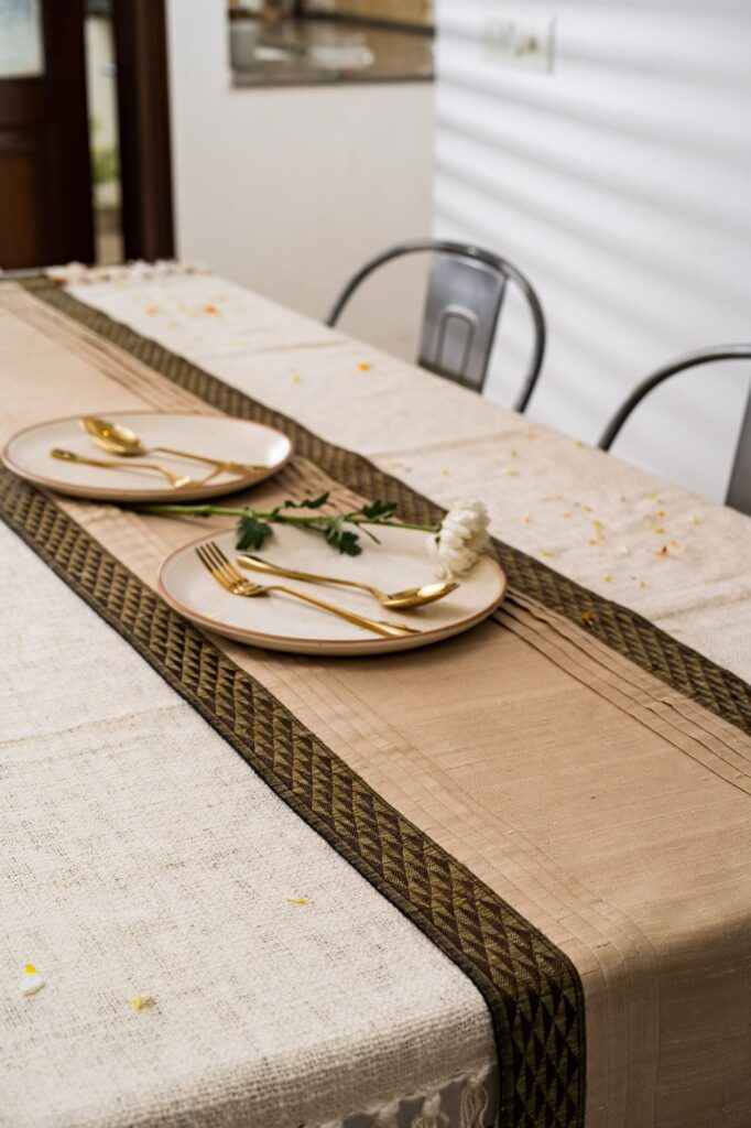 Tema de Brook Handwoven Table Runne