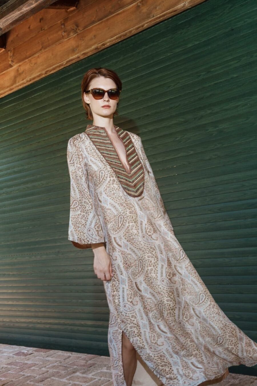 Beige paisley embroidered kaftan wi
