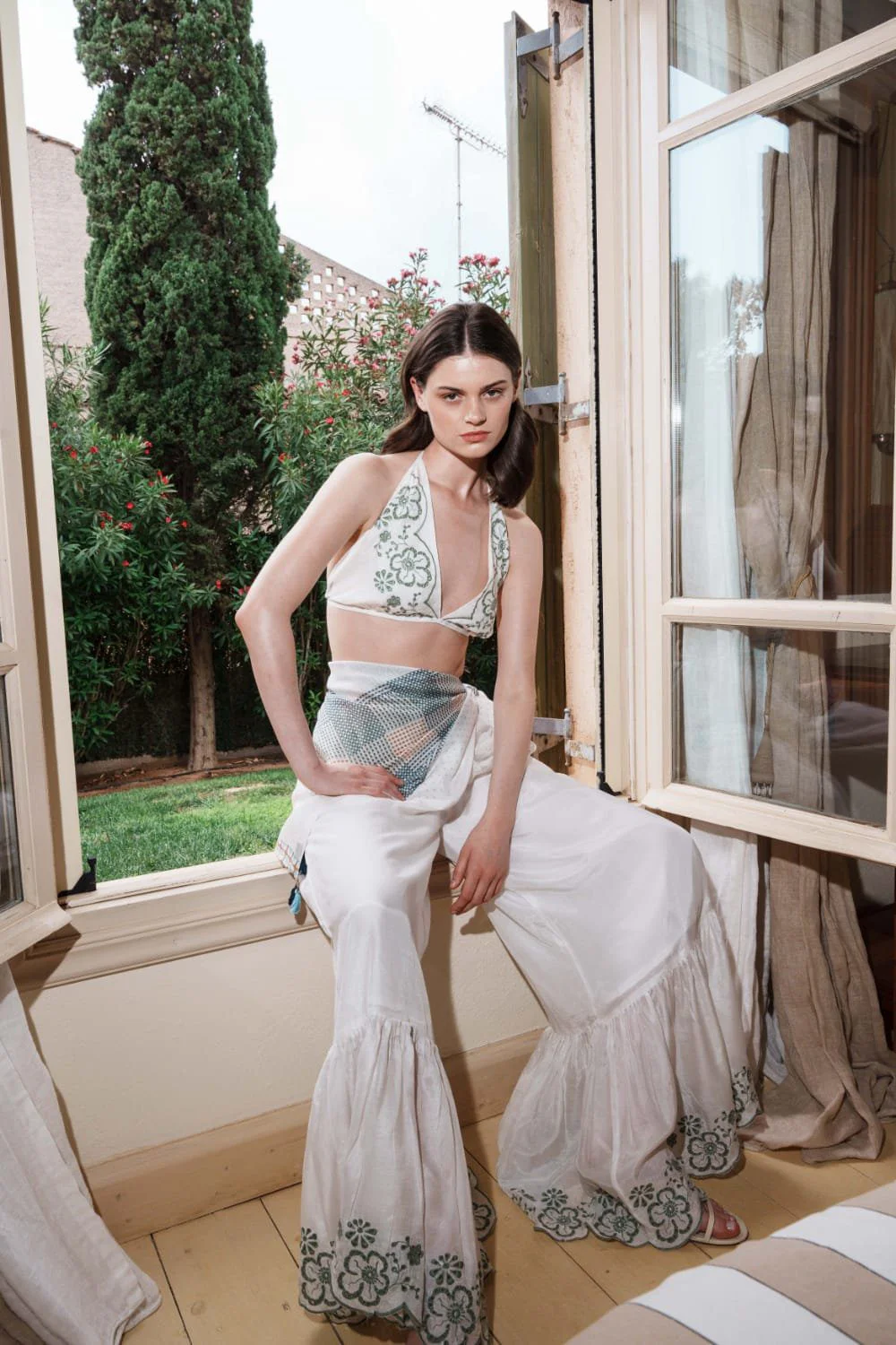 White mul schfflie top with embroid