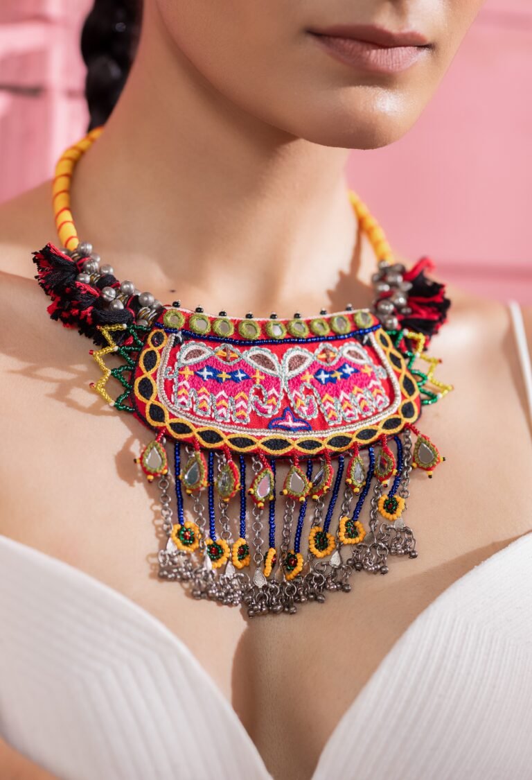 Yebo Haansdi Neckpiece